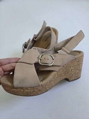 Clarks Giselle Dove Wedge Sandals in Sand Nubuck leather size 9